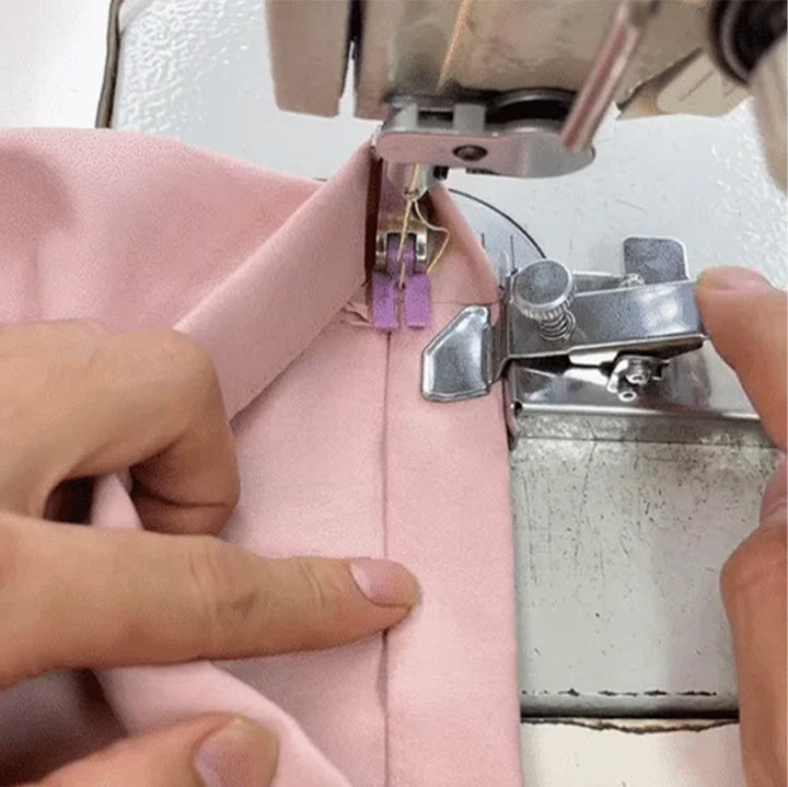 "Magnetisk sömsguide i rostfritt stål för exakt sömnad, säker placering på symaskin, perfekt för alla tygtjocklekar."