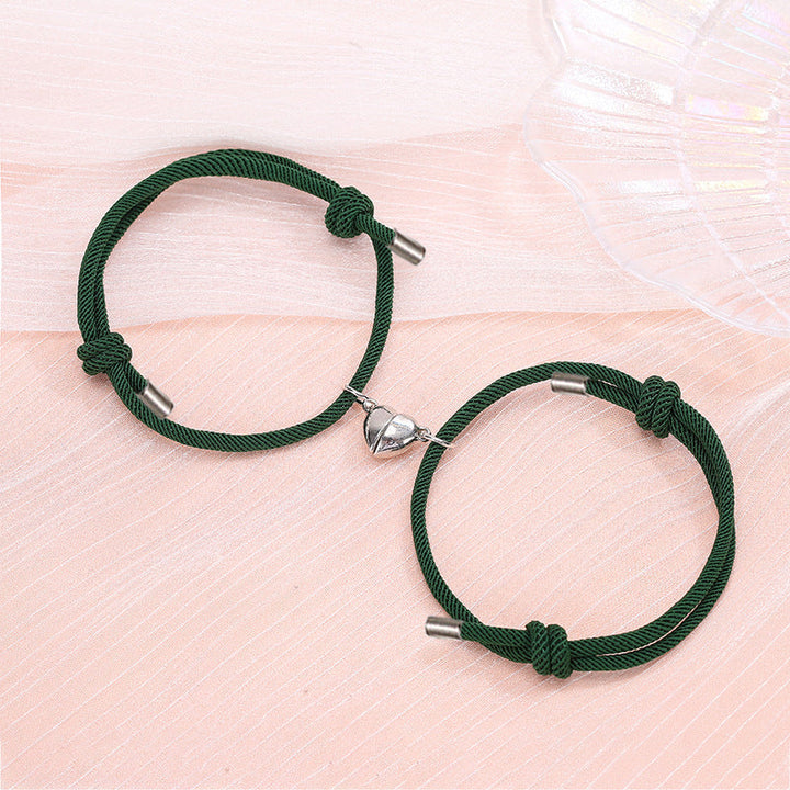 "Magnetiska justerbara nylonarmband för par med hjärtformad magnetberlock, finns i flera färger och justerbara storlekar."