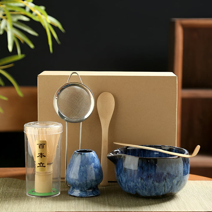 Grönt matcha-te upphällt i elegant keramikskål med visp bredvid