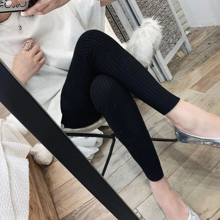Modell som bär bekväma ribbade leggings för kyliga dagar