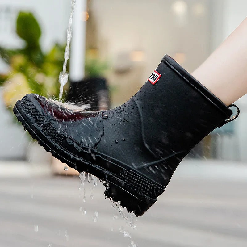 Stilrena regnstövlar i sneaker-modell sedda bakifrån