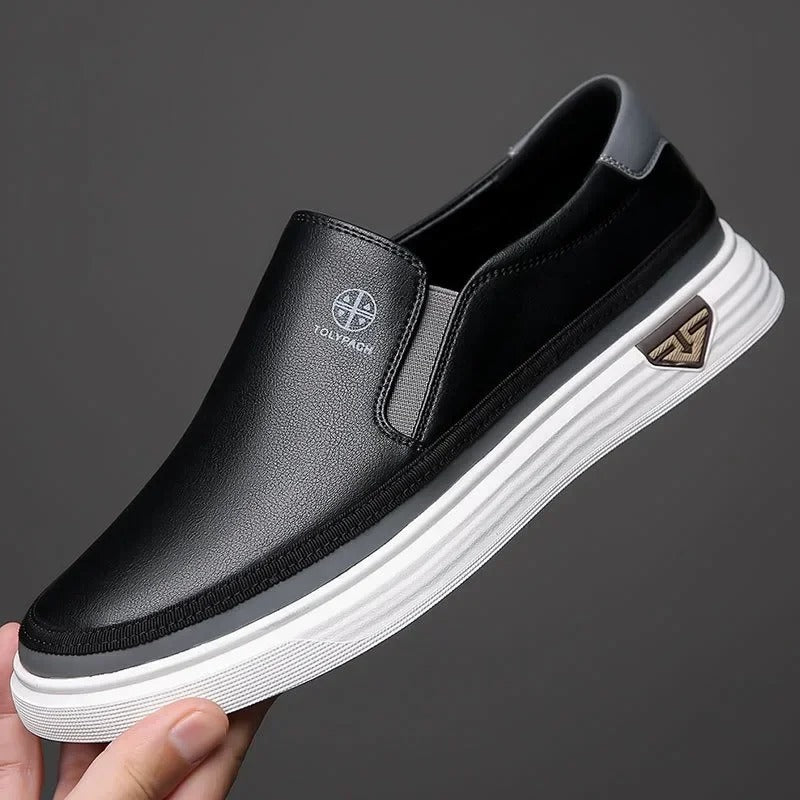 Svart urbana loafers i läder med vit sula