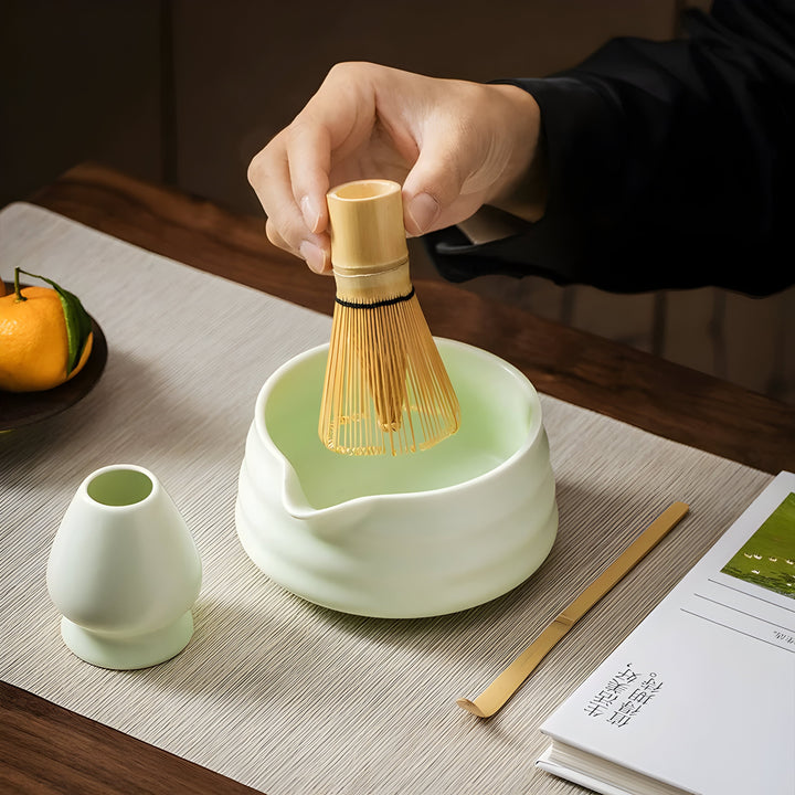Elegant matcha set i keramik för det japanska teceremonin i köket