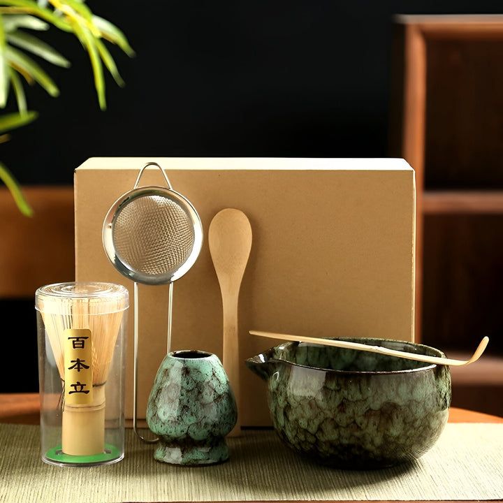 Matcha-te-set i keramik med tevisp i bambu för traditionell teceremoni