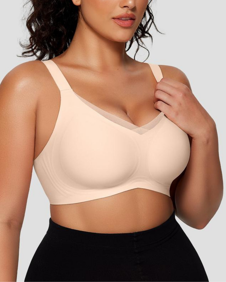 Kvinna i ljus beige Amara BH med mesh-urringning