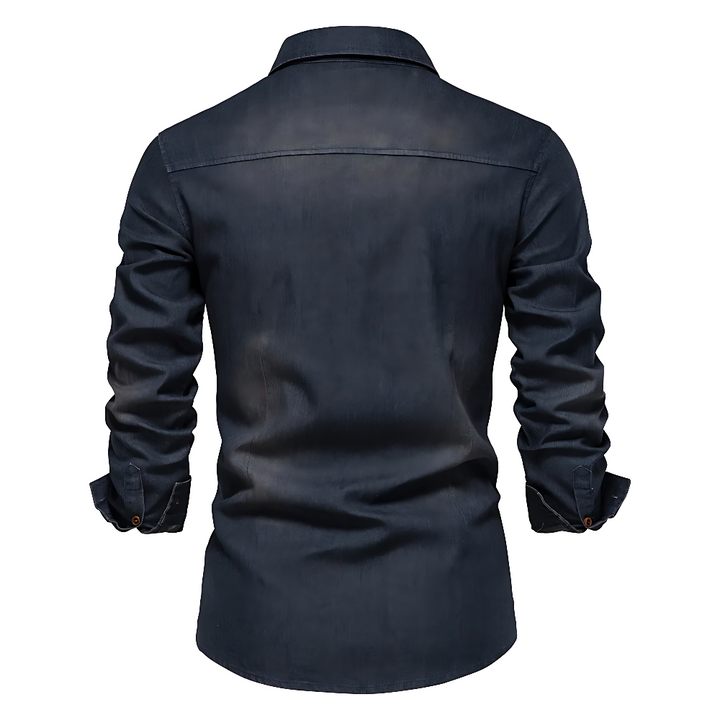 Närbild på knappar och bröstficka på en stilren denimskjorta för herr