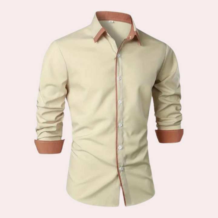 Man bär elegant casual vårskjorta, perfekt för avkoppling. Bekväm och stilren herrskjorta för sommar och mode.