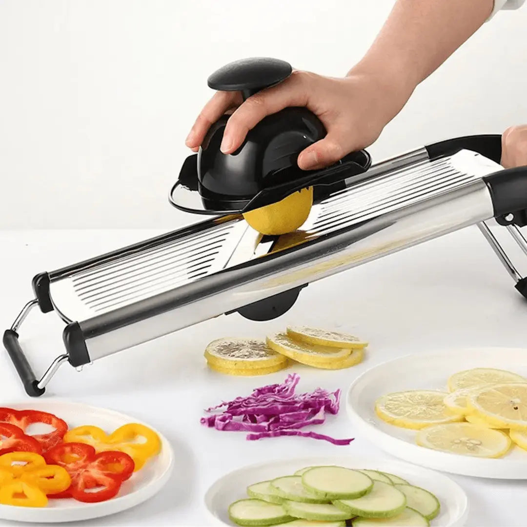 Justerbar mandolinskivare i rostfritt stål skär citroner i tunna skivor