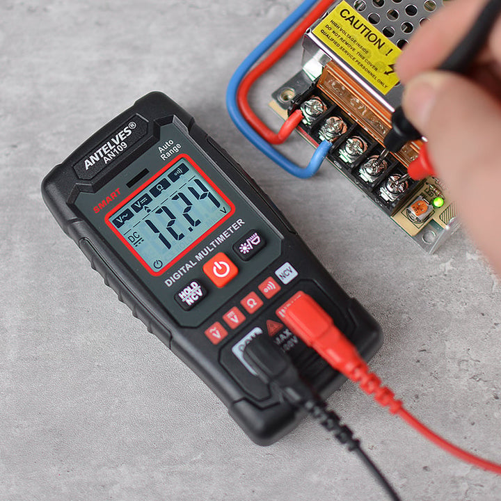 "Mångsidig EBTN LCD Multimeter, tydlig skärm, skyddande fodral, exakt avläsning av spänning och frekvens."