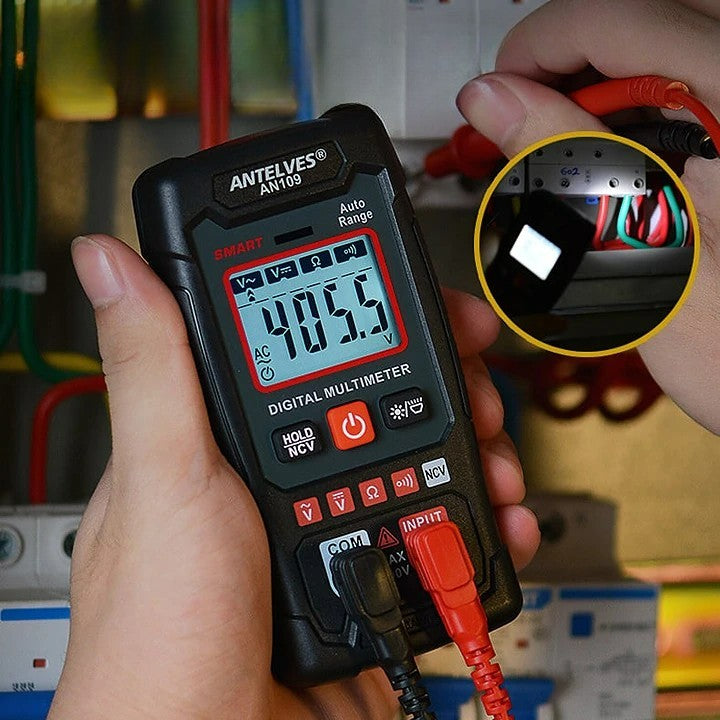 "Mångsidig EBTN LCD Multimeter, tydlig skärm, skyddande fodral, exakt avläsning av spänning och frekvens."