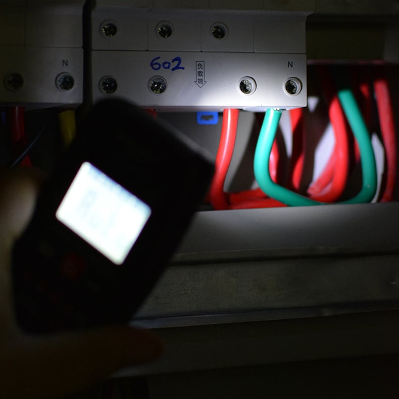 "Mångsidig EBTN LCD Multimeter, tydlig skärm, skyddande fodral, exakt avläsning av spänning och frekvens."
