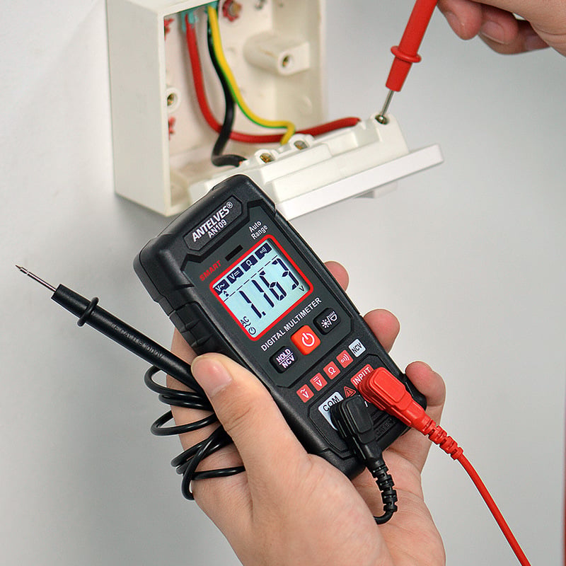 "Mångsidig EBTN LCD Multimeter, tydlig skärm, skyddande fodral, exakt avläsning av spänning och frekvens."