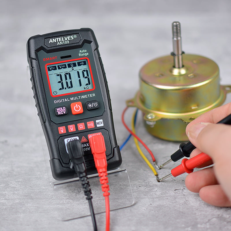 "Mångsidig EBTN LCD Multimeter, tydlig skärm, skyddande fodral, exakt avläsning av spänning och frekvens."