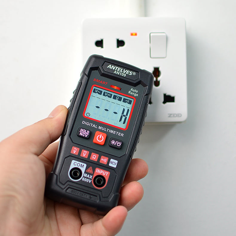 "Mångsidig EBTN LCD Multimeter, tydlig skärm, skyddande fodral, exakt avläsning av spänning och frekvens."