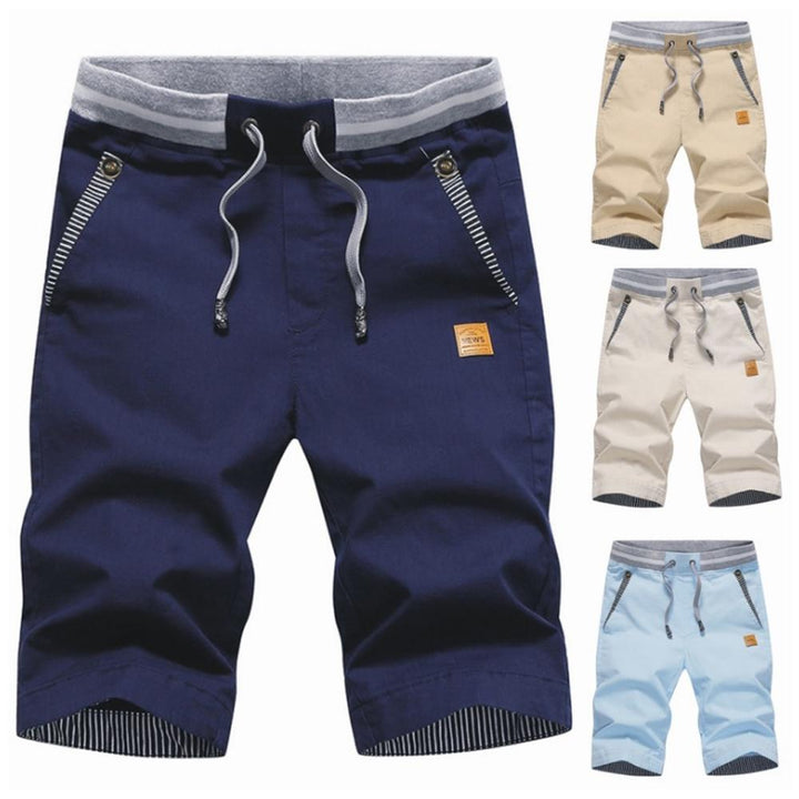 "Mäns casual shorts med elastisk midja i bomull, randig fickdetalj och bakfickor, visad framifrån i ljusgrå nyans."