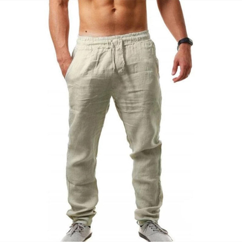 Man i khaki strandbyxor med dragsko