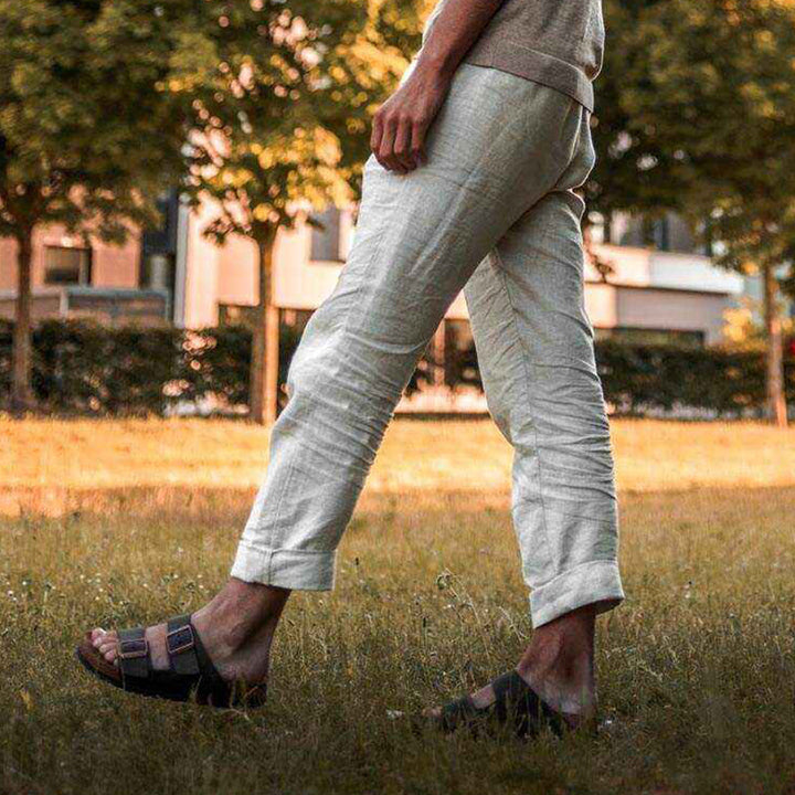 Mörka vardagsbyxor för män visade i helfigur framifrån
