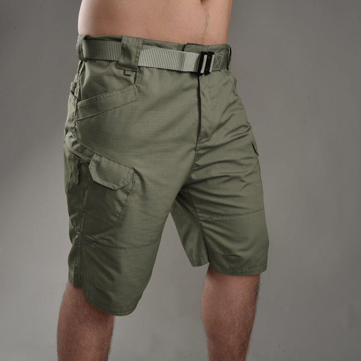 Närbild på tyg och sömmar i taktiska shorts, slitstarka herršorts