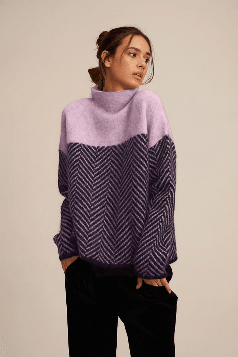 Lila stickad jumper Mackenzie för dam, med ståkrage och strukturmönster. Bekväm och trendig höst/vinter.