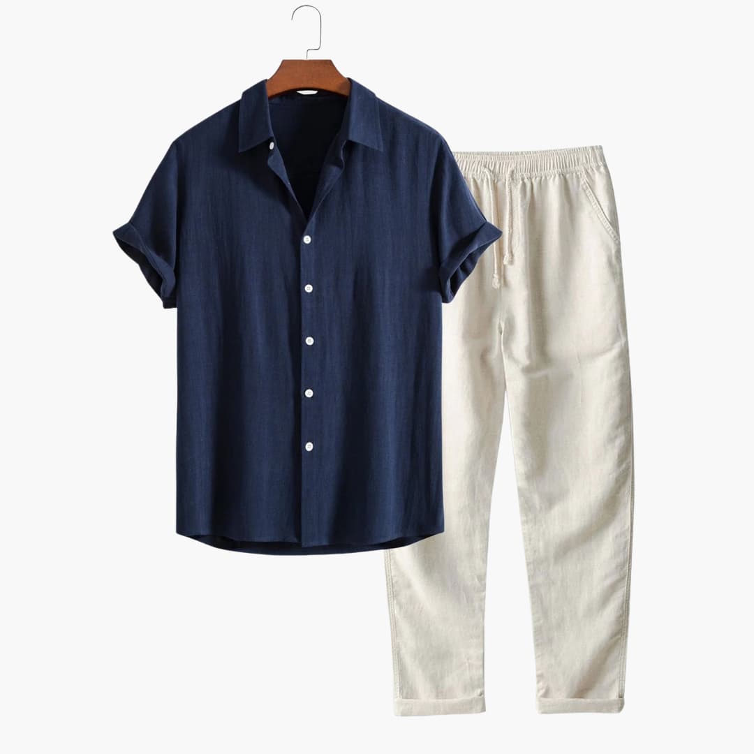 Marinblått herrset med kortärmad skjorta & avsmalnande byxor. Bekvämt & stilrent för sommarens casual look.
