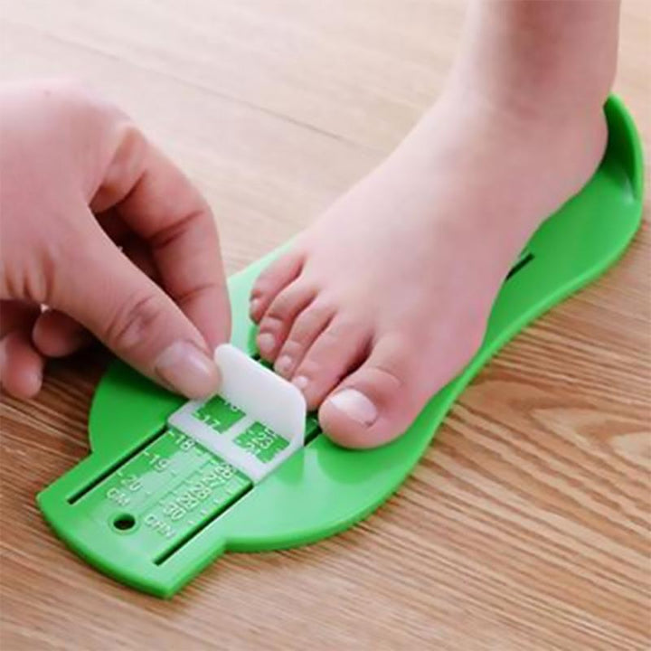 "Mätanordning för babyfötter i färger gul, röd, grön och blå; tillverkad i slitstark ABS, 0-20 cm justerbar skala."