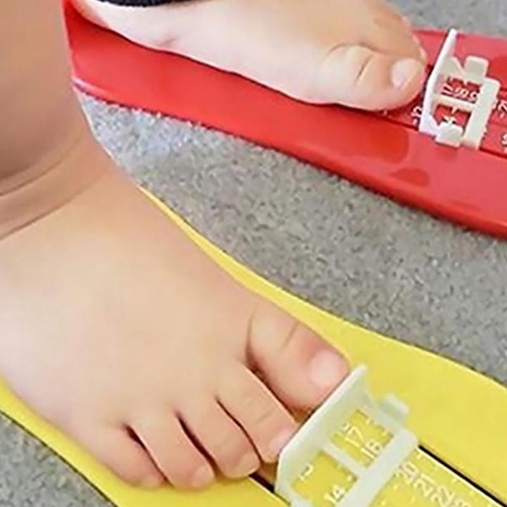 "Mätanordning för babyfötter i färger gul, röd, grön och blå; tillverkad i slitstark ABS, 0-20 cm justerbar skala."