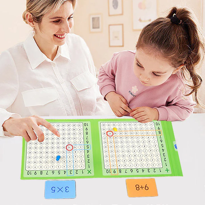 "Matematiskt barnspel i trä med magnetisk design, innehåller kort och schackpjäser för lärande och spelupplevelse."