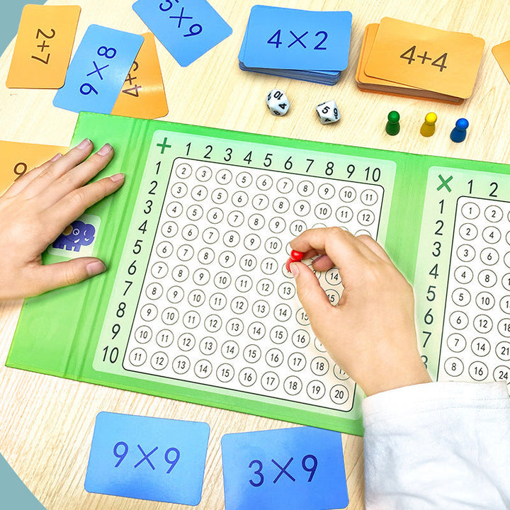 "Matematiskt barnspel i trä med magnetisk design, innehåller kort och schackpjäser för lärande och spelupplevelse."