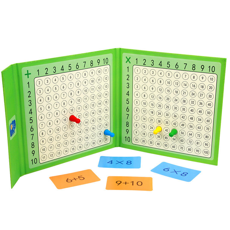 "Matematiskt barnspel i trä med magnetisk design, innehåller kort och schackpjäser för lärande och spelupplevelse."