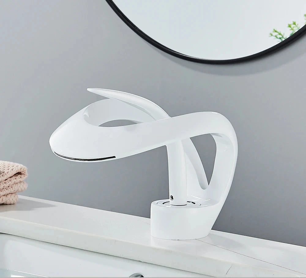 Lyxig tvättställsblandare med elegant vattenfall i matt svart, takmonterad design och ettgreppsfunktion.