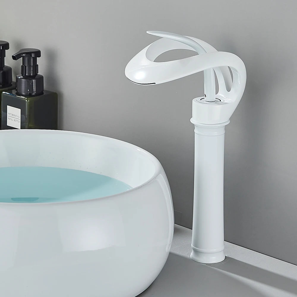 Lyxig matt svart ettgreppsblandare med takmonterad design och elegant vattenfallsfunktion till badrum.