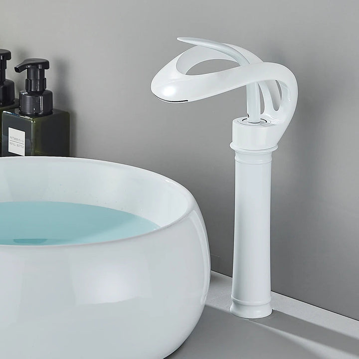 Lyxig matt svart ettgreppsblandare med takmonterad design och elegant vattenfallsfunktion till badrum.
