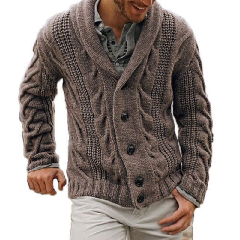Man i brun stickad cardigan med textur och krage
