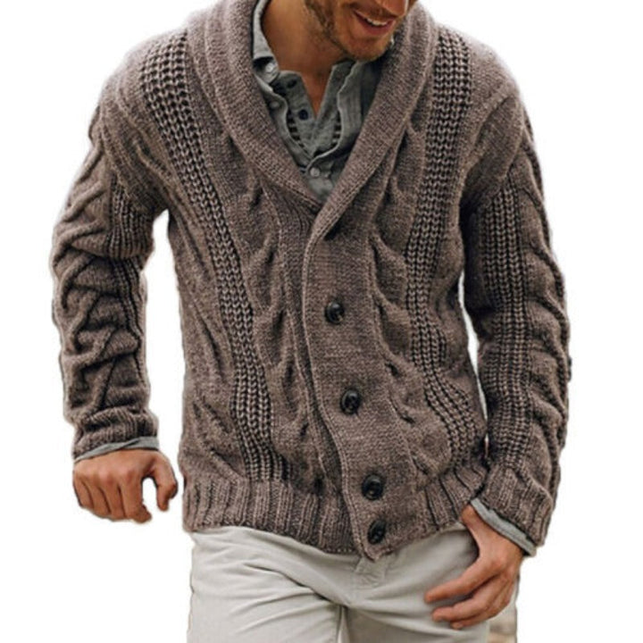 Man i brun stickad cardigan med textur och krage