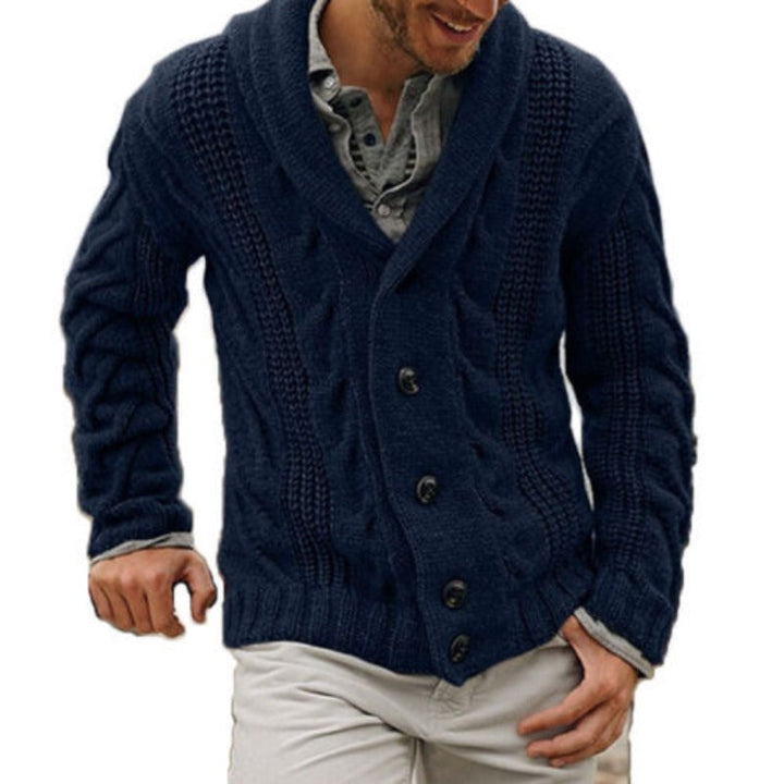 Man i marinblå stickad cardigan med knappar utomhus