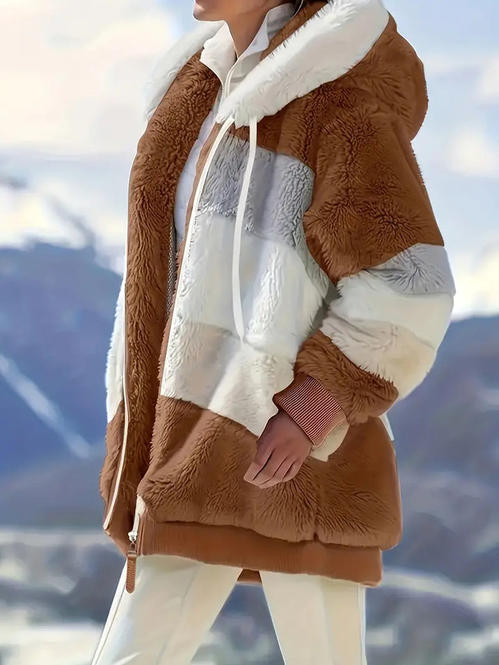 Elegant damjacka Layla, mellanlång, med huva för en sofistikerad stil.
