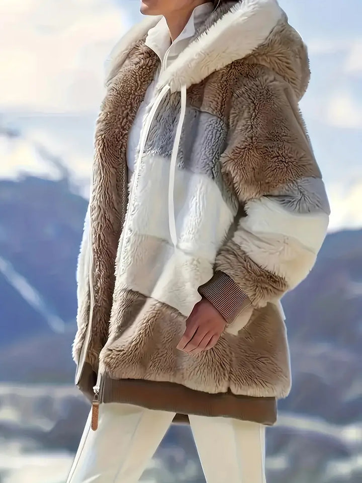 Avslappnad mellanlång damjacka Layla, med huva, för en bekväm look. Vardagsfavorit.