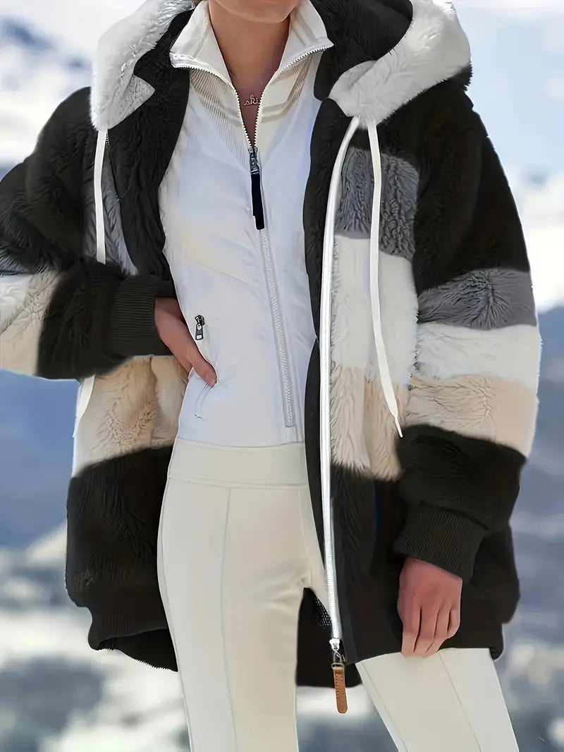 Stilren höstjacka Layla för dam, mellanlång med huva. En elegant look för vardagen.