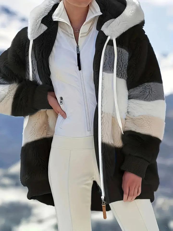 Stilren höstjacka Layla för dam, mellanlång med huva. En elegant look för vardagen.