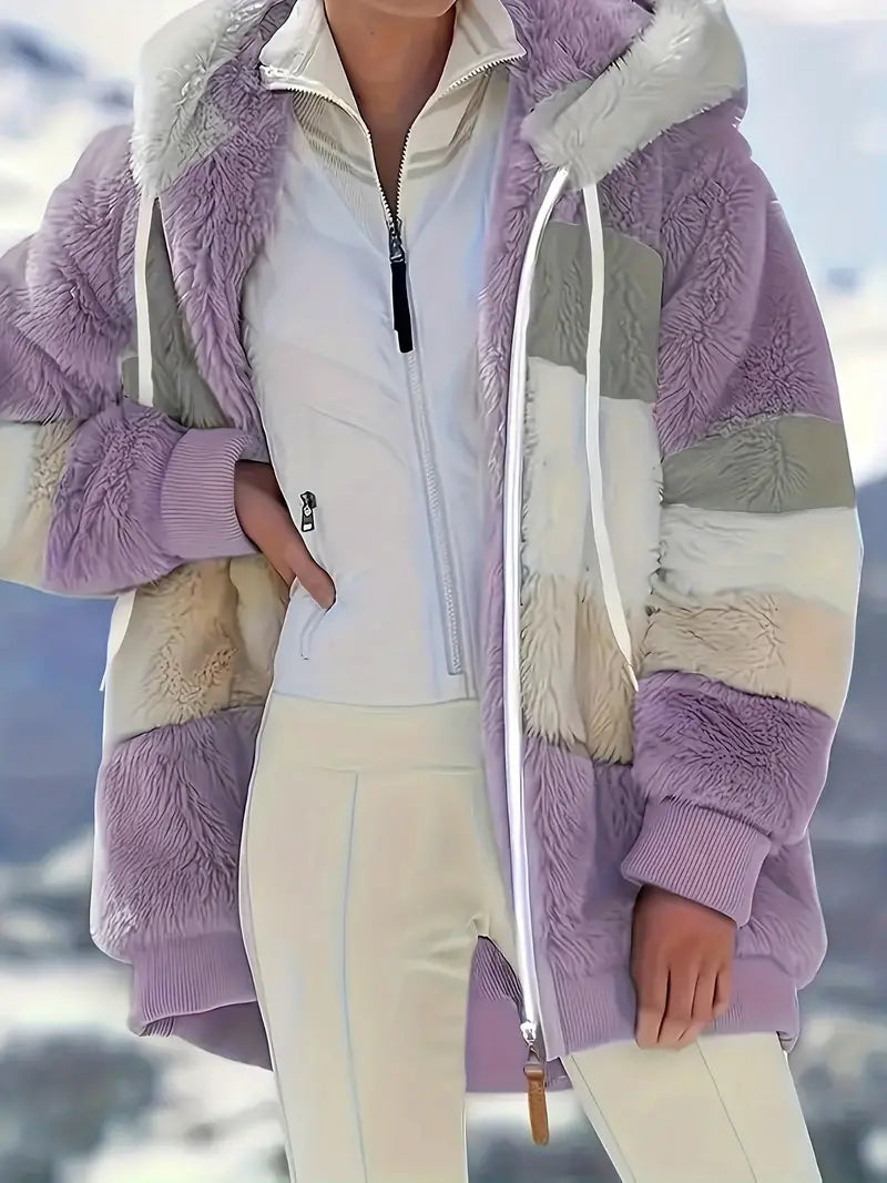 Elegant damjacka Layla med huva, mellanlång design. Ett perfekt ytterplagg för alla åldrar.