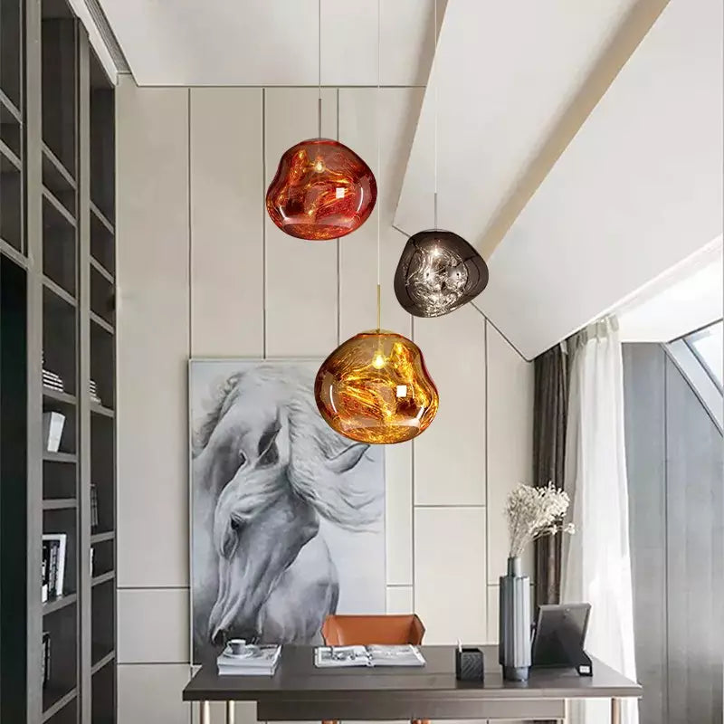 Takbelysning i konstnärlig design som skapar ett varmt sken i rummet