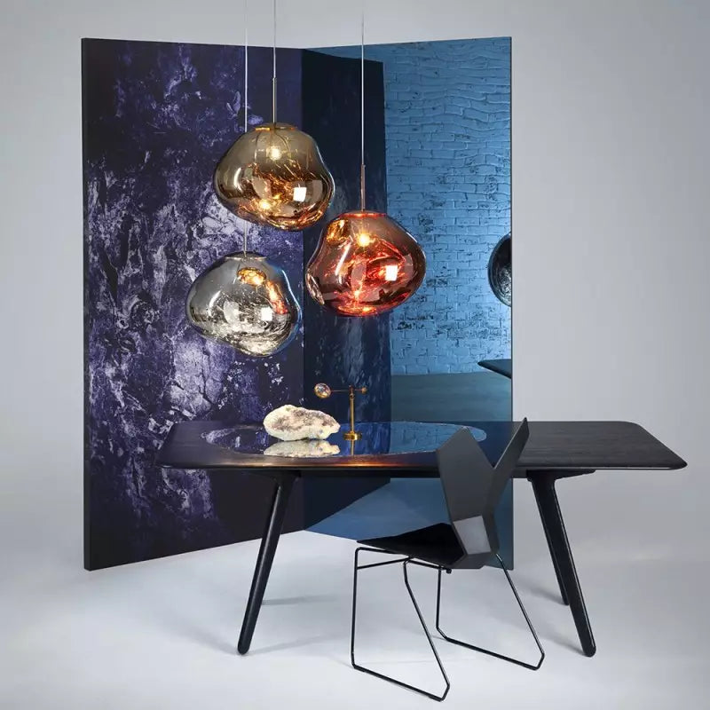 Modern matgrupp med unika Melt taklampor i guld, röd och rökfärgad finish