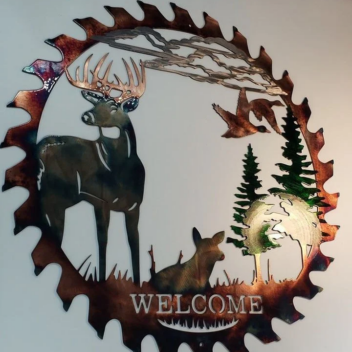 "Metall sågblad väggdekor med älg, rådjur och skogsmotiv, elegant och rustik design för heminredning."