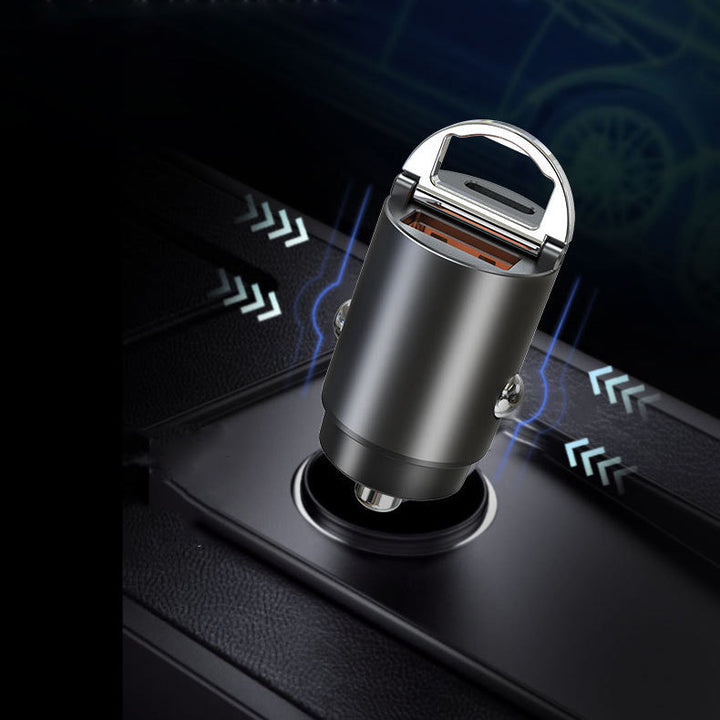 Kompakt biladapter i zinklegering med dubbla USB-portar för snabbladdning, diskret design som passar de flesta enheter i bilen.