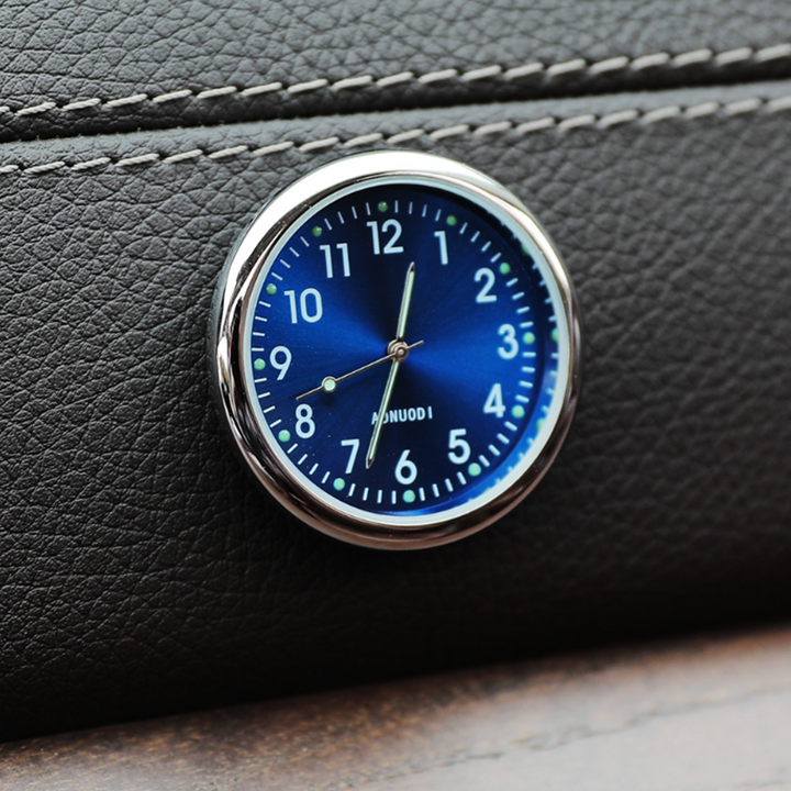 "Mini bilklocka med lysande digital display, rund metall, svart och vit färg, perfekt för stil och funktion i bilen."