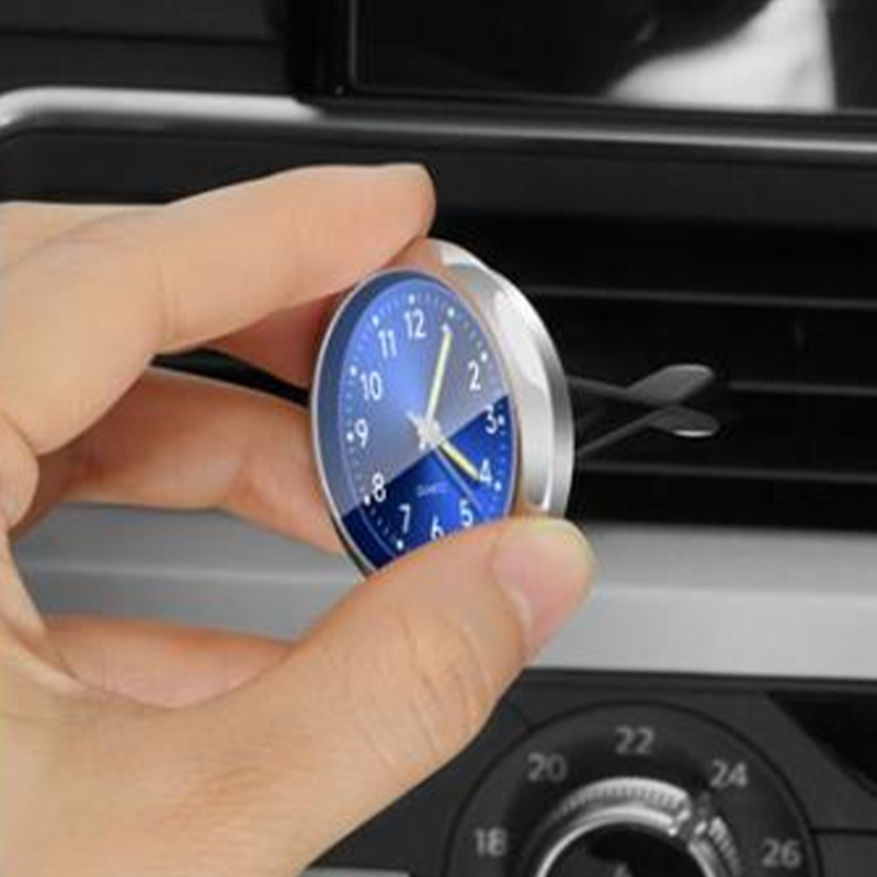 "Mini bilklocka med lysande digital display, rund metall, svart och vit färg, perfekt för stil och funktion i bilen."