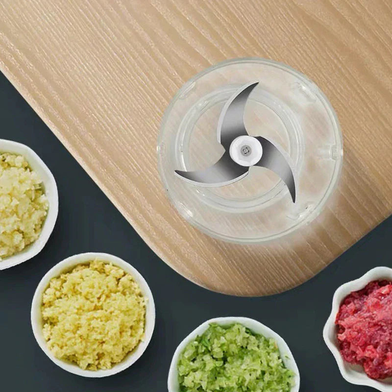 "Mini elektrisk köksblandare med USB-laddning, kompakt design, tre rostfria klingor, perfekt för resor och daglig matlagning.