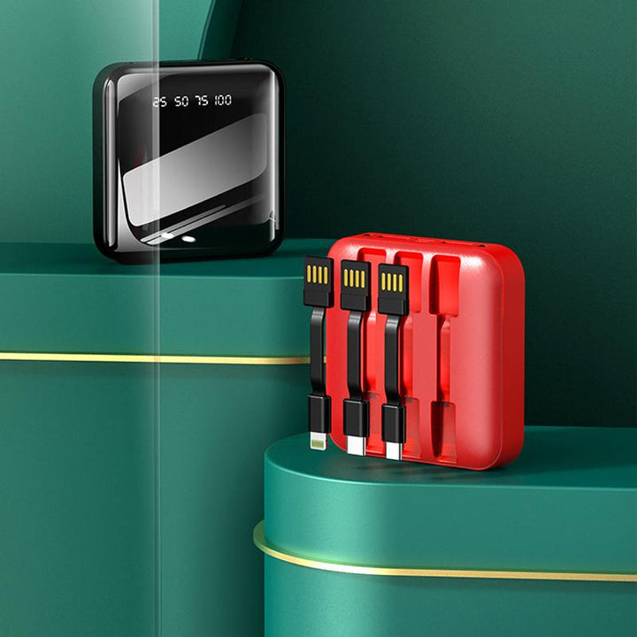 "Mini powerbank med spegelyta, externa kablar; kompakt, elegant design för enkel laddning av enheter på språng."