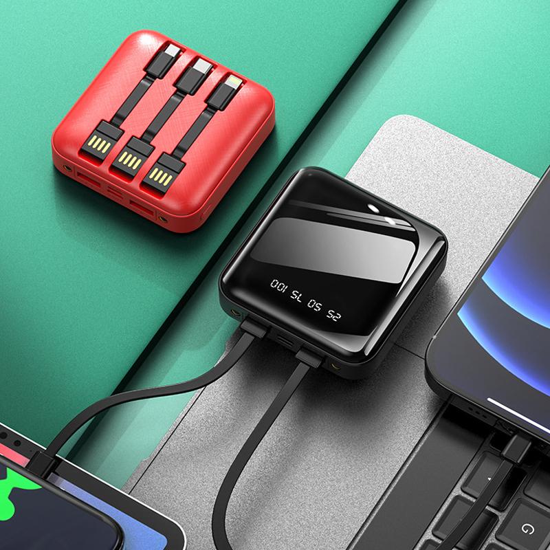 "Mini powerbank med spegelyta, externa kablar; kompakt, elegant design för enkel laddning av enheter på språng."