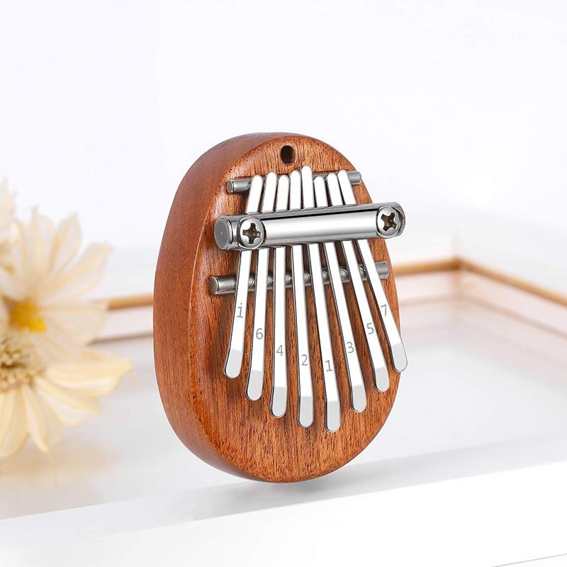 Mini Tum-piano i trä och kristall med graverade tangenter. Enkel att spela, bärbar och perfekt som present.